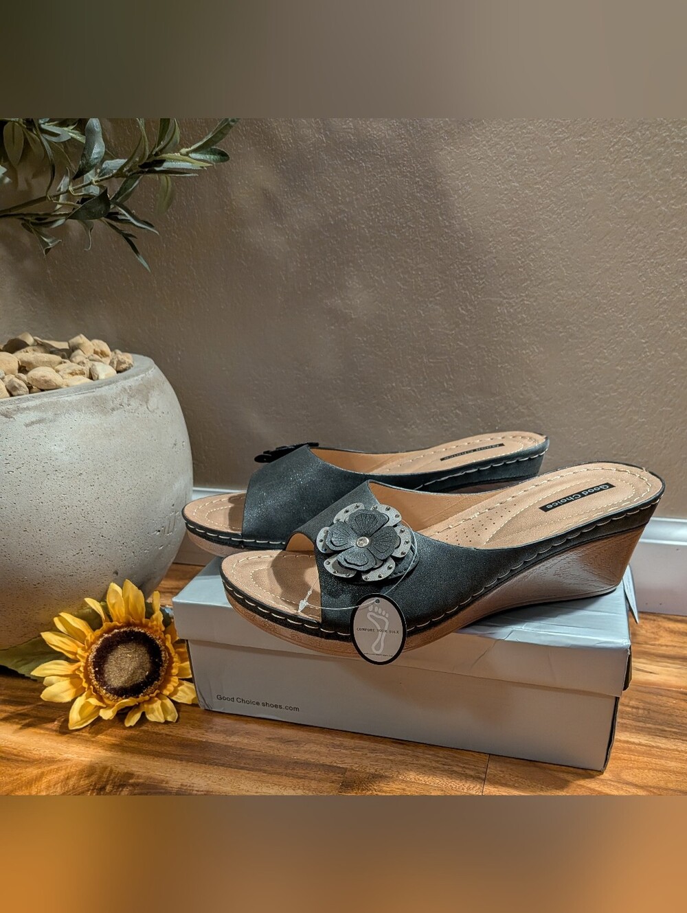 NWT! GC Shoes Flower Wedge Sandals, BLACK Size 9.5M
